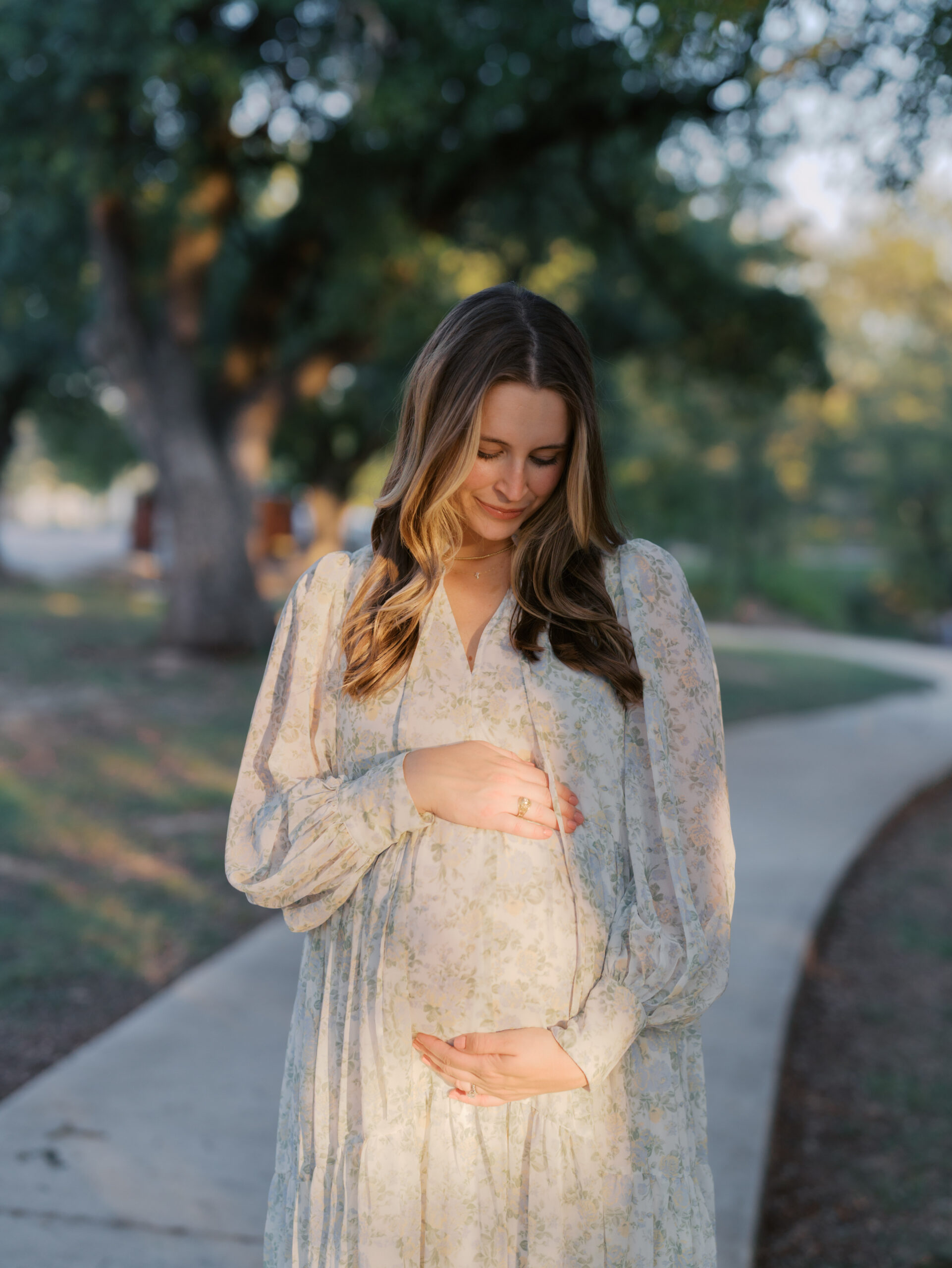 colorado springs maternity photography image of expecting mom in park